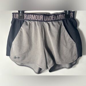 Under Armour loose pocketed shorts. In perfect condition! Size